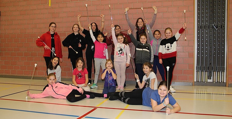 <em>Nach der Pause fürs Fotoshooting feilen sie wieder an der neuen Choreografie</em>: Die Majoretten aus Möriken-Wildegg. Foto: Carolin Frei