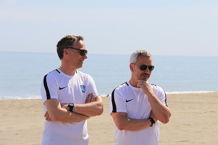 Nachdenklich: Das Lenzburger Trainerduo Emilio Munera (rechts) und Assistent Thomas Kleiner im Trainingslager am Strand in Malaga. Foto: zvg