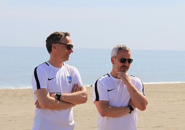 Nachdenklich: Das Lenzburger Trainerduo Emilio Munera (rechts) und Assistent Thomas Kleiner im Trainingslager am Strand in Malaga. Foto: zvg
