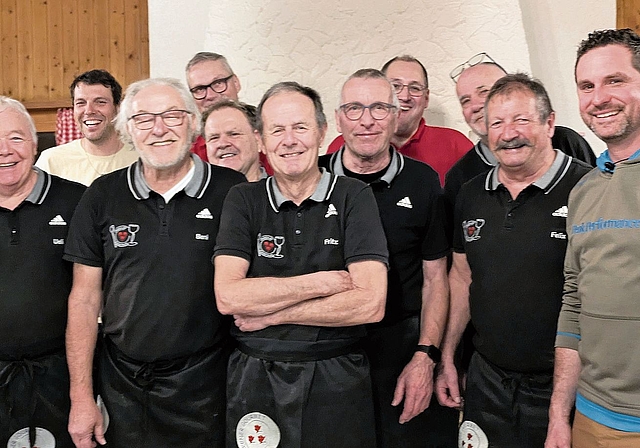 Die aktiven Köche des Abends sowie neue Mitglieder des MTV Seon. Foto: zvg