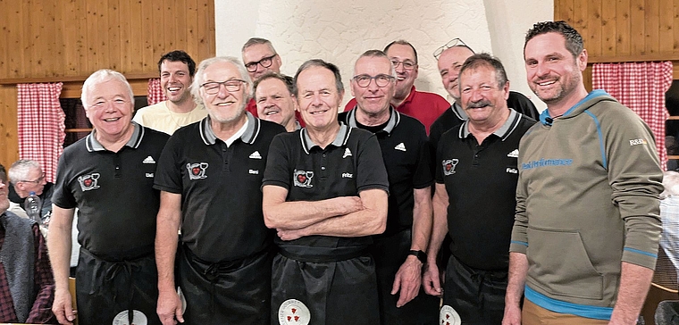 Die aktiven Köche des Abends sowie neue Mitglieder des MTV Seon. Foto: zvg