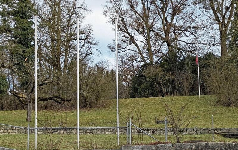 Immerhin hängen keine kaputten Fahnen mehr: Die drei Fahnenstangen warten auf ihre neue Beflaggung.Foto: zvg