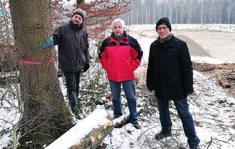 Waldrodung für weitere Kiesabbauetappe: Markierter Baum im Gebiet Länzertwald mit Stadtoberförster Frank Haemmerli, Kommissionspräsident Gottfried Kneuss und Stadtrat Martin Stücheli. Foto: Fritz Thut
