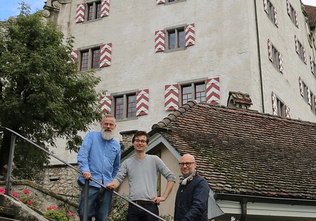 Bringen Schloss Wildegg zum Duften: Projektleiter Rudolf Velhagen, Duftinstallateur Derk Reilink aus Amsterdam und Projekt-Mitinitiant Sebastian Fischenich.Foto: Melanie Solloso
