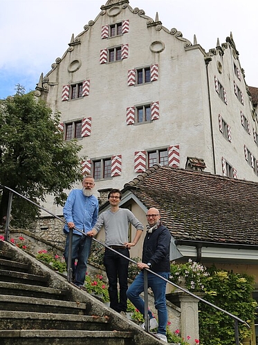 Bringen Schloss Wildegg zum Duften: Projektleiter Rudolf Velhagen, Duftinstallateur Derk Reilink aus Amsterdam und Projekt-Mitinitiant Sebastian Fischenich.Foto: Melanie Solloso
