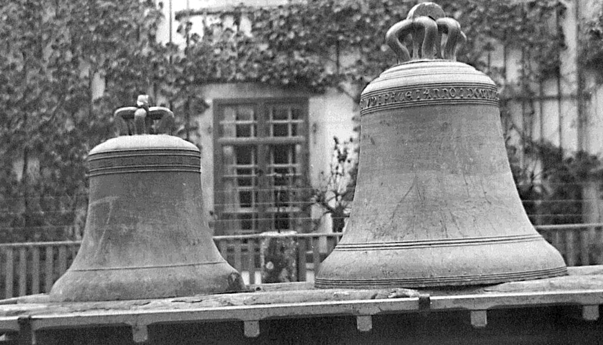 <em>Nach der Demontage in Lenzburg im Jahre 1935:</em> Abendglocke 1519, die nach 84 Jahren in Birmenstorf zurückkehrt, und die Vieruhrglocke 1420, die seit 2002 in der Staufbergkirche hängt. Foto: Lenzburger Glockenbuch von 1935