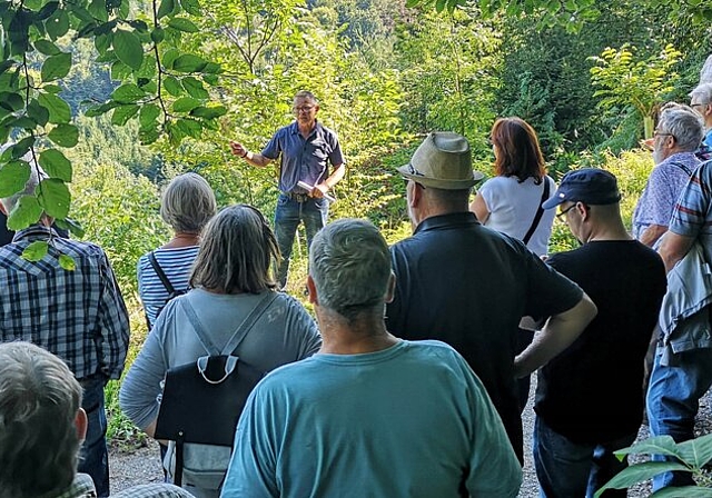 <em>Informierte über den Stand der Wiederaufforstung nach Sturm Lothar:</em> Betriebsleiter Marcel Hablützel vor Teilnehmern am speziellen Waldumgang mit Sponsoren.Foto: Fritz Thut