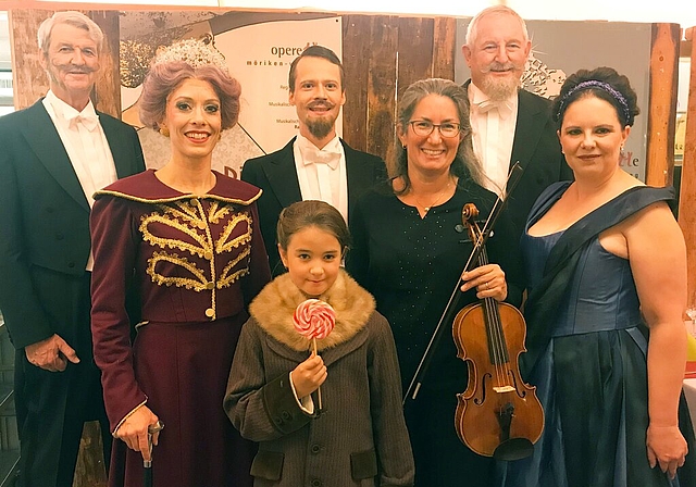 <em>Lenzburger Mitwirkende an der Operette Möriken-Wildegg:</em> Ueli Steinmann, Andrea Hofstetter, Andreas Bernhard, Eva Noth-Binggeli, Ruedi Häfeli, Irene Kirchmeier; (vorne): Marta Noth. Foto: Hanny Dorer