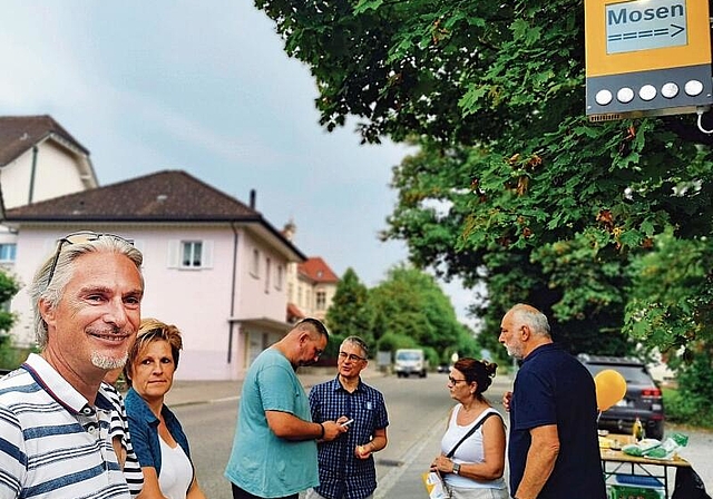 Bevölkerung informiert: Fahrwangens Gemeindeammann Patrick Fischer bei der Taxito-Haltestelle an der Aescherstrasse. Foto: Fritz Thut
