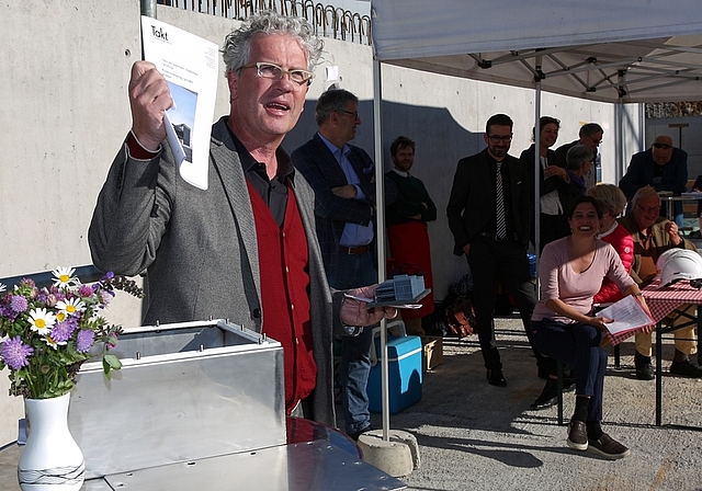 Schwierige Aufgabe gut gelöst: Architekt David Leuthold vom Büro pool Architekten Zürich legt an der Grundstein- legung Pläne und ein Modell in die Zeitkapsel; rechts sitzend Stapferhaus-Leiterin Sibylle Lichtensteiger. Foto: Pascal Meier