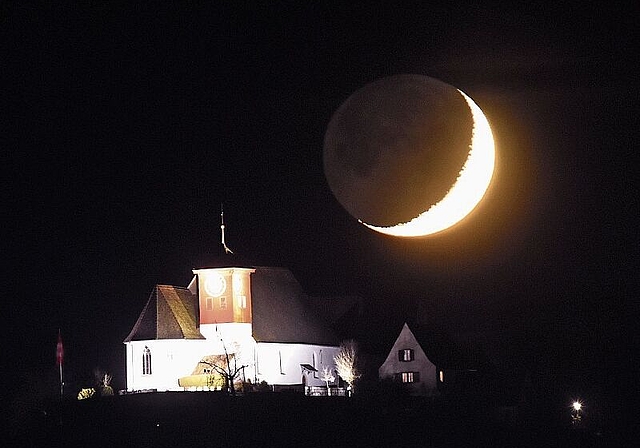 Von Lenzburg aus aufs Foto gebannt: Mondsichel mit Erdlicht. Foto: Andreas Walker