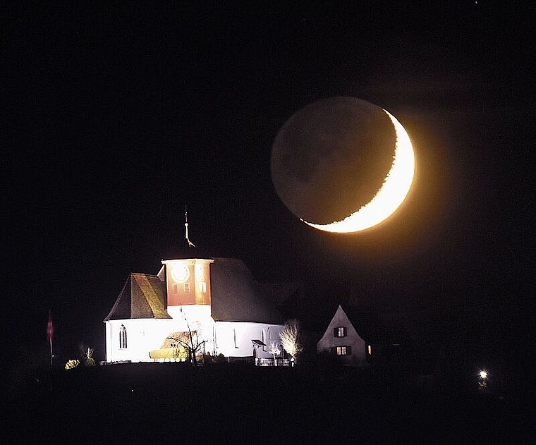 Von Lenzburg aus aufs Foto gebannt: Mondsichel mit Erdlicht. Foto: Andreas Walker