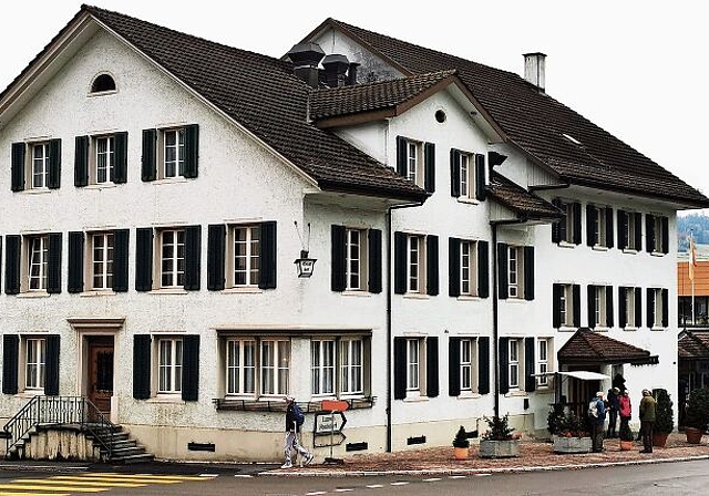 Eine Institution im Seenger Dorfzentrum: Restaurant und Metzgerei Rebstock gehen Mitte nächstes Jahr in neue Hände über. Foto: Fritz Thut
