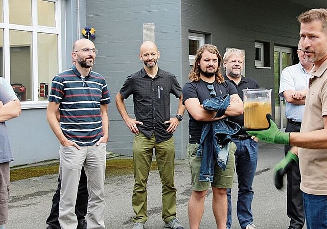 Führte gekonnt durch «seine» Anlage: Betriebsleiter Roman Bieri (rechts). Foto: Romi Schmid