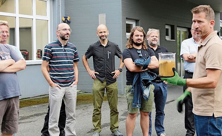 Führte gekonnt durch «seine» Anlage: Betriebsleiter Roman Bieri (rechts). Foto: Romi Schmid