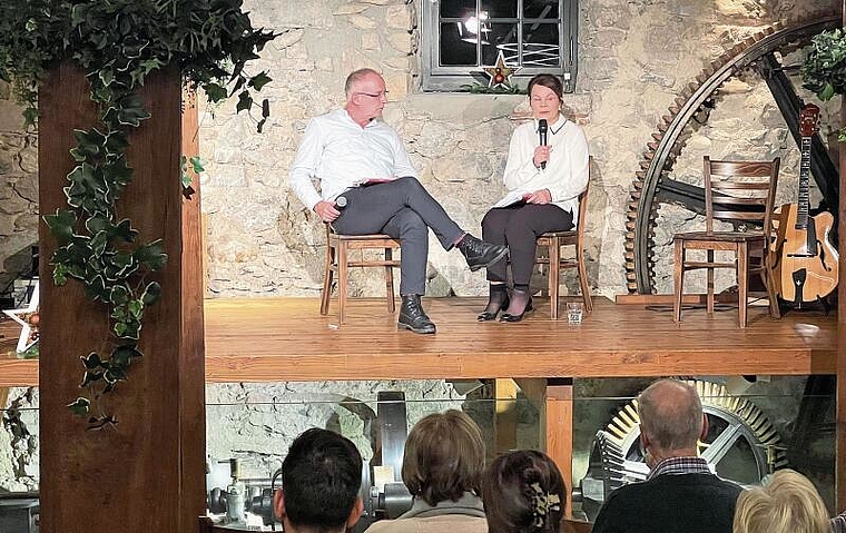 Buchvernissage in der Seoner Mühle: Moderator Hans Ineichen mit «Fädlikinder»-Autorin Bernadette Zemp. Foto: Andreas Walker