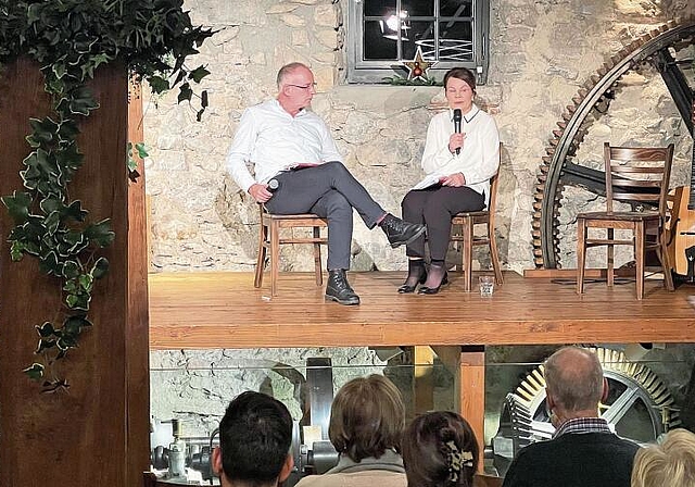 Buchvernissage in der Seoner Mühle: Moderator Hans Ineichen mit «Fädlikinder»-Autorin Bernadette Zemp. Foto: Andreas Walker