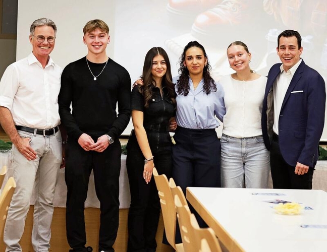 Strahlende Gesichter: Geschäftsführer Roger Bühler und Gemeindeammann Daniel Marti mit den Lernenden Finn, Alexia, Ornella und Leonie (Leiterin Einwohnerkontrolle).Foto: Romi Schmid