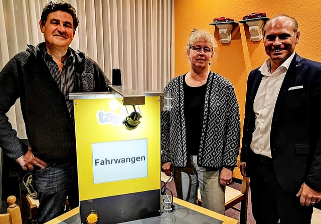 <em>Demonstration einer Taxito-Haltestelle:</em> Martin Beutler (Taxito-Geschäftsführer), Gabi Lauper Richner (Vorsitzende der Kerngruppe Regionalplanung beim Lebensraum Lenzburg Seetal) und Roland Emmenegger (Gemeinderat Hochdorf). Foto: Fritz Thu