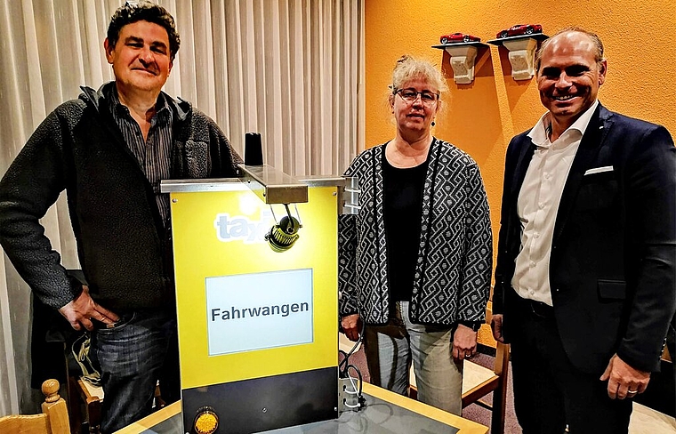 <em>Demonstration einer Taxito-Haltestelle:</em> Martin Beutler (Taxito-Geschäftsführer), Gabi Lauper Richner (Vorsitzende der Kerngruppe Regionalplanung beim Lebensraum Lenzburg Seetal) und Roland Emmenegger (Gemeinderat Hochdorf). Foto: Fritz Thu