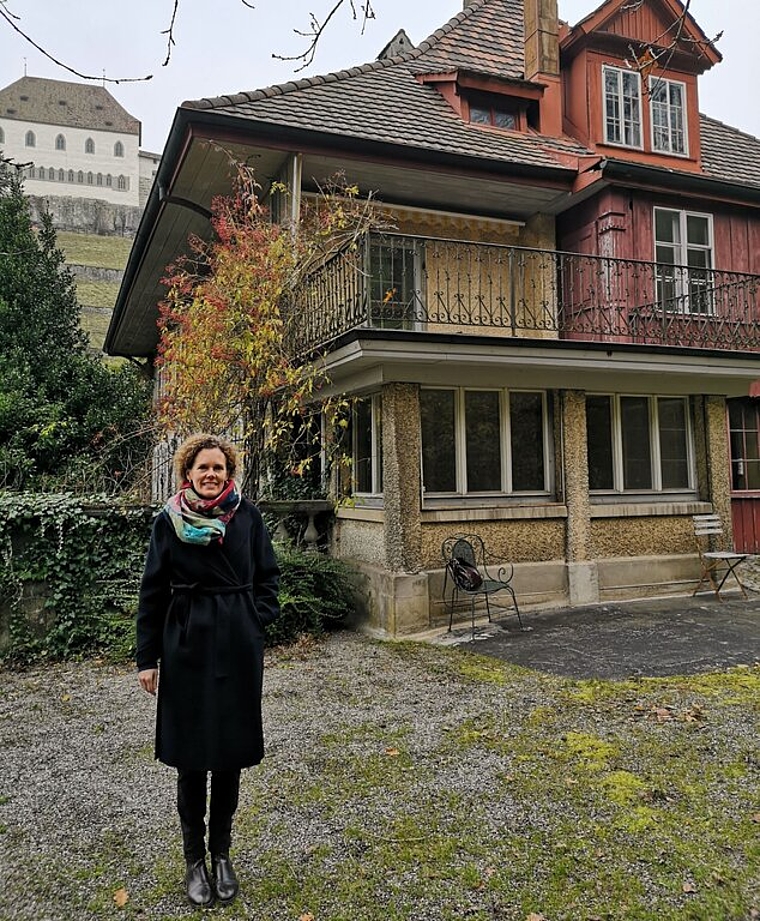 <em>Im Schatten des Schlosses:</em> Das Haus Sonnenberg mit der neuen Besitzerin Christine von Arx. Foto: Fritz Thut