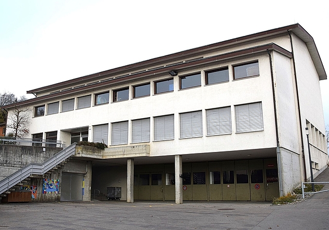 Das Mehrzweckgebäude wird komplett saniert. Nach langem Hin und Her entschied sich die Gemeinde für den Kredit.Foto: zvg