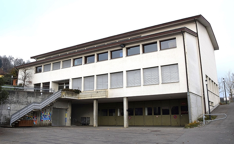 Das Mehrzweckgebäude wird komplett saniert. Nach langem Hin und Her entschied sich die Gemeinde für den Kredit.Foto: zvg