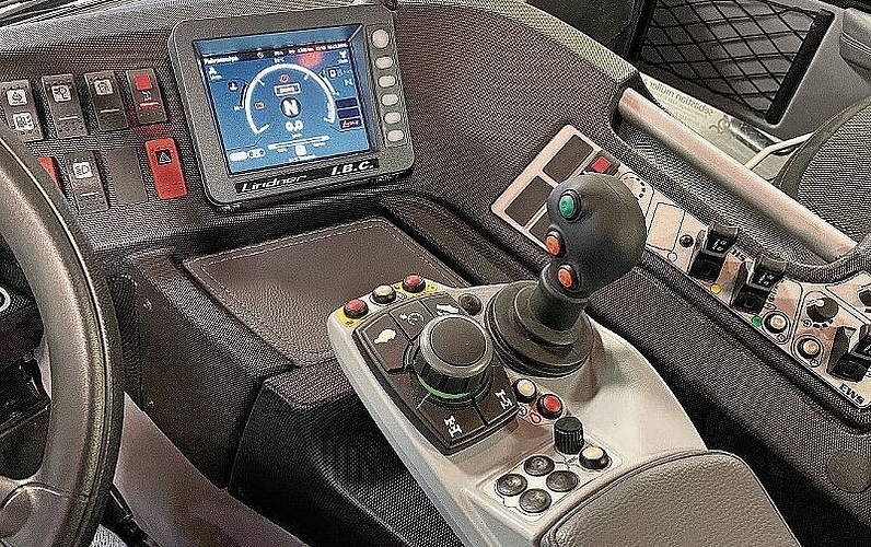 Zeitgemässe Bediengeräte: Cockpit des neuen Seenger Allzweckfahrzeugs. Foto: zvg