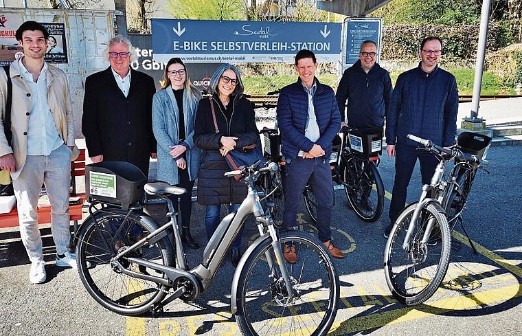 Sind optimistisch und ermöglichen «Seetal mobil»in diesem Jahr: Die Verantwortlichen bei der Selbstverleihstation Lenzburg, Jakob Blumer (gutundgut), René Bossard  und Vera Büchel (Seetaltourismus), Katrin Scholl und Simon Leumann (Lebensraum Aa