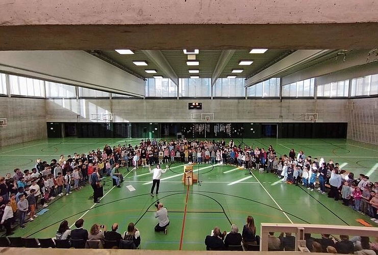 Kindergarten und Primarstufe wohnten dem Anlass bei und sangen zwei Lieder, die für die Einweihung geschrieben wurden.  Foto:  Rinaldo Feusi