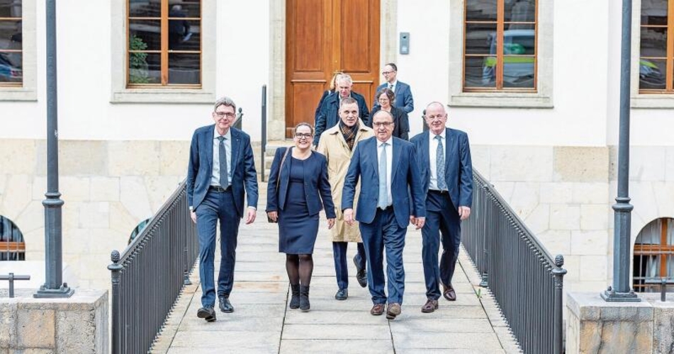 Der neue Regierungsrat wieder mit einer Frau in den Reihen. Dieter Egli, Martina Bircher, Jean-Pierre Gallati, Markus Dieth und Stephan Attiger. Im Hintergrund der abtretende Regierungsrat Alex Hürzeler mit Staatsschreiberin Joana Filippi.Foto: Fabio Baranzini