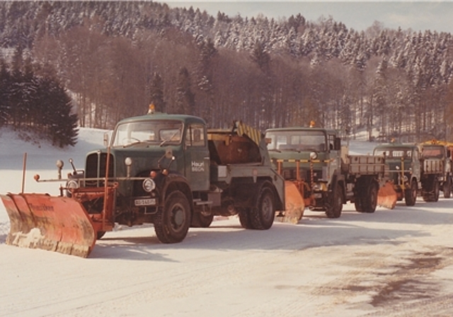 Historische Raritäten: Die ausgerüsteten Lastwagen der Winterdienst-Flotte der Firma Hauri in den 1980er-Jahren. Foto: zvg
