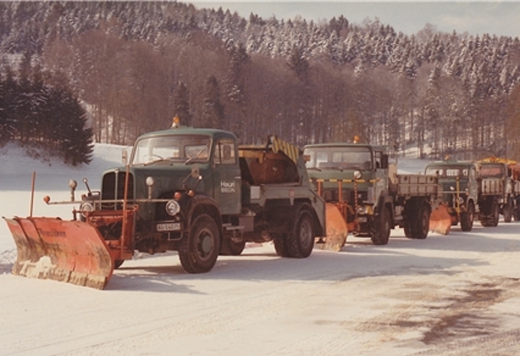 Historische Raritäten: Die ausgerüsteten Lastwagen der Winterdienst-Flotte der Firma Hauri in den 1980er-Jahren. Foto: zvg
