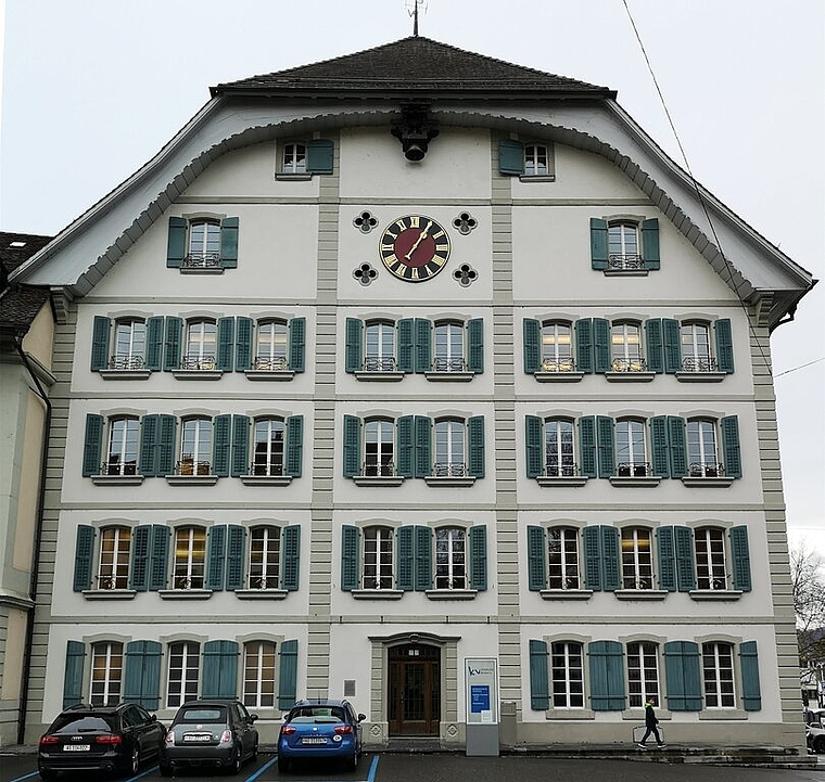 <em>Künftig andere Verwendung:</em> Das KV-Schulhaus am Freischarenplatz. Foto: Fritz Thut