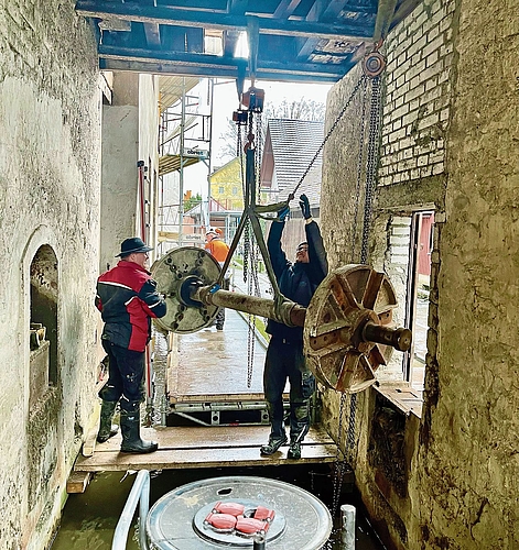 Die Demontage ist weit fortgeschritten, die Hauptwelle wird ausgebaut. Foto: zvg