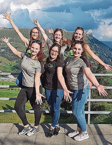 Sichtbare Vorfreude auf die Turnerabende: Die Leiterinnen aus Dintikon, hinten Cécile Bolt, Tanja Meyer, Rahel Süess; vorne Selin Röthlisberger, Präsidentin Fabienne Reinhard und Mireille Bärtschi. Foto: zvg