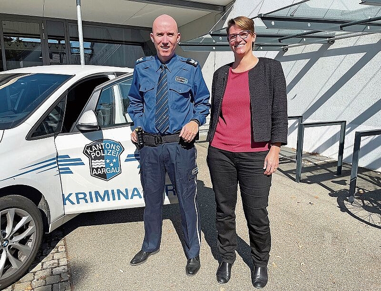 Gaben wertvolle Ratschläge: Kantonspolizist Marco Dössegger und Christina Zweifel, Leiterin der Fachstelle Alter und Familie. Foto: Hanny Dorer