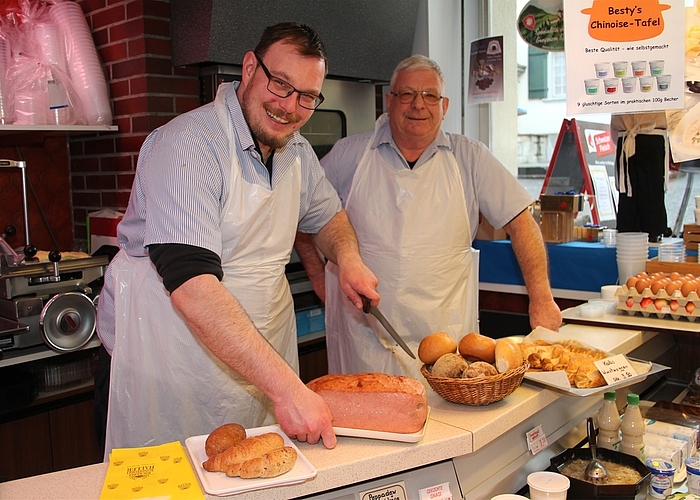 Gluschtiger Fleischkäse: Noch ofenwarm, wartet auf die Kundschaft. Gluschtiger Fleischkäse: Noch ofenwarm, wartet auf die Kundschaft.