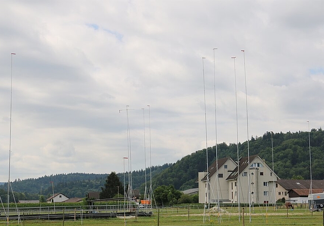 <em>Das ursprünglich geplante Projekt für das Gebiet «Stapfe» passte nicht ins Dorfbild. Das neue Projekt stellt der Gemeinderat am 20. September, 19.30 Uhr, im Lindensaal der Bevölkerung vor:</em> Im Bild das Areal «Stapfe» mit Bauprofilen. F