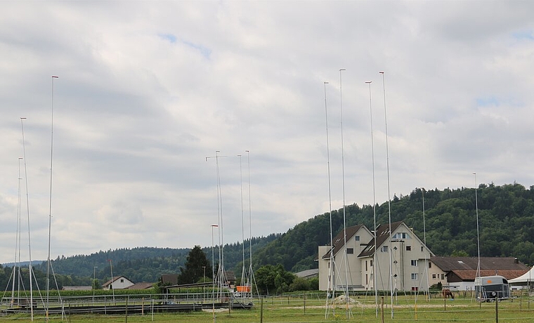 <em>Das ursprünglich geplante Projekt für das Gebiet «Stapfe» passte nicht ins Dorfbild. Das neue Projekt stellt der Gemeinderat am 20. September, 19.30 Uhr, im Lindensaal der Bevölkerung vor:</em> Im Bild das Areal «Stapfe» mit Bauprofilen. F