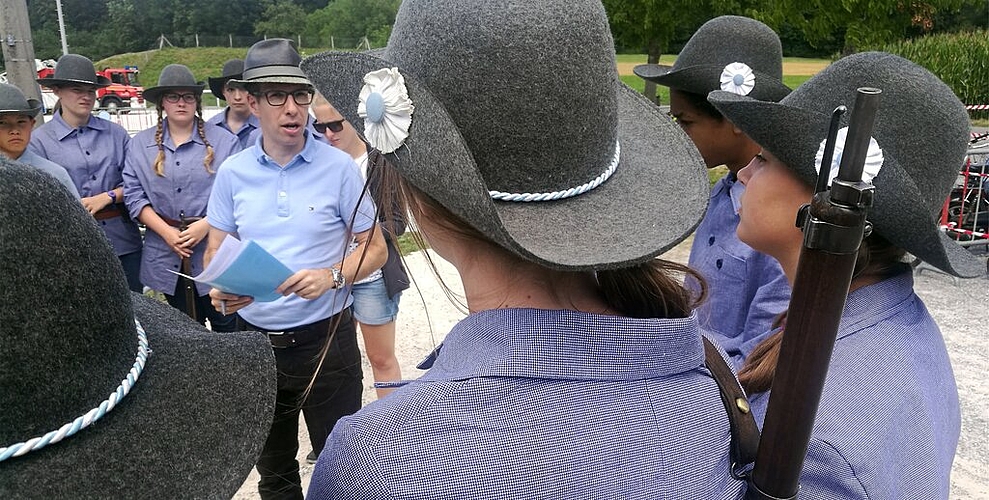 <em>Die Gast-Kavallerie bringt Dynamik und Farbe ins Theaterspektakel – aber nicht den Sieg:</em> Die Beduinenreiter preschen über die Arena auf der Schützenmatt. <em>Die Gast-Kavallerie bringt Dynamik und Farbe ins Theaterspektakel – aber nicht den Sieg:</em> Die Beduinenreiter preschen über die Arena auf der Schützenmatt.