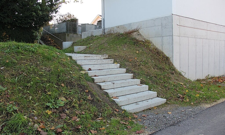 <em>Noch vorschriftswidrig:</em> Neue Aussentreppe verfügt über keinen Handlauf. Foto: Alfred Gassmann