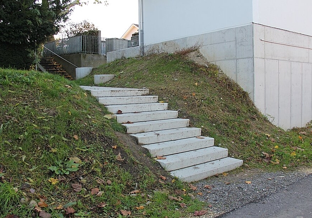 <em>Noch vorschriftswidrig:</em> Neue Aussentreppe verfügt über keinen Handlauf. Foto: Alfred Gassmann