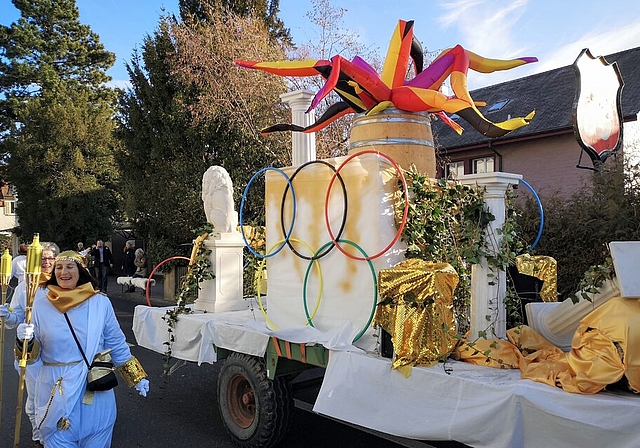 <em>Aufwändig gestaltete Wagen am Meitlisonntagsumzug:</em> Die Nummer «Olympischs Füür». Fotos: Fritz Thut
