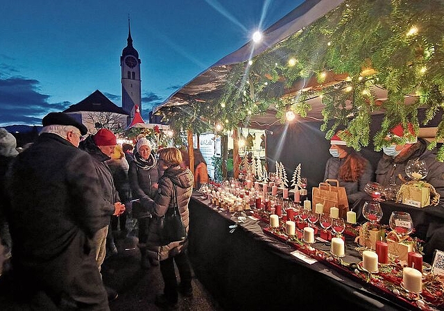 Zauberhafte Atmosphäre in den Abendstunden: Der Christchindli-Märt im Seenger Dorfzentrum fand diesmal zum 25. Mal statt. Foto: Fritz Thut