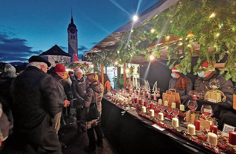 Zauberhafte Atmosphäre in den Abendstunden: Der Christchindli-Märt im Seenger Dorfzentrum fand diesmal zum 25. Mal statt. Foto: Fritz Thut