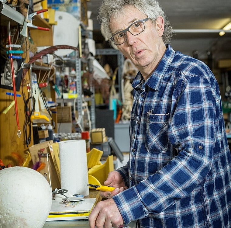 Nach 20 Ausgaben ist Schluss: Mark Wetter, Organisator der Lenzburger Theatertage, in seiner Werkstatt. Foto: Chris Iseli