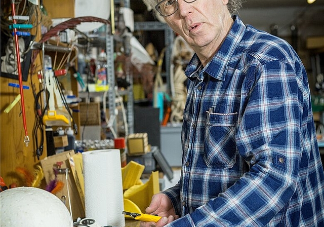 Nach 20 Ausgaben ist Schluss: Mark Wetter, Organisator der Lenzburger Theatertage, in seiner Werkstatt. Foto: Chris Iseli
