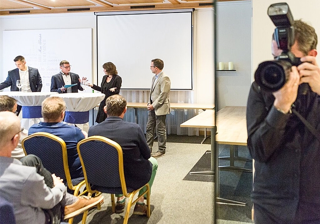 Im Fokus: Podium der drei Stadtratskandidaten im Restaurant Echt mit Andreas Schmid (FDP), Moderator Jörg Kyburz, Beatrice Burgherr (SP), Beat Hiller (GLP) und dem gespiegelten Fotografen. Foto: Chris Iseli