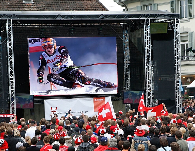 Mögliches Szenario: Public-Viewing für einmal mit Skirennen statt Fussballspiel. Fotos: Hanspeter Bärtschi/Marcel Bieri/Montage lba